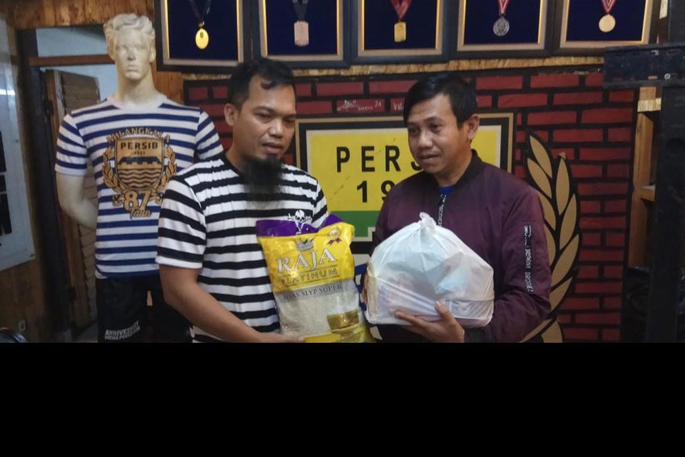 Viking Persib Club Bagikan Sembako pada Anggota yang Terdampak Virus Corona