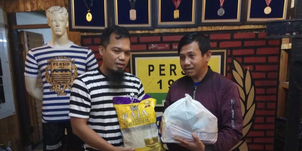 Viking Persib Club Bagikan Sembako pada Anggota yang Terdampak Virus Corona