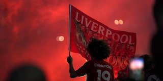Baru Juara Sekali, Suporter Liverpool Ini Berani Pamerkan Trofi EPL ke Old Trafford dan Etihad