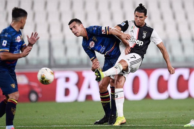 Aksi bintang Juventus, Cristiano Ronaldo dalam laga melawan Lecce, Sabtu (27/6/2020) (c) AP Photo