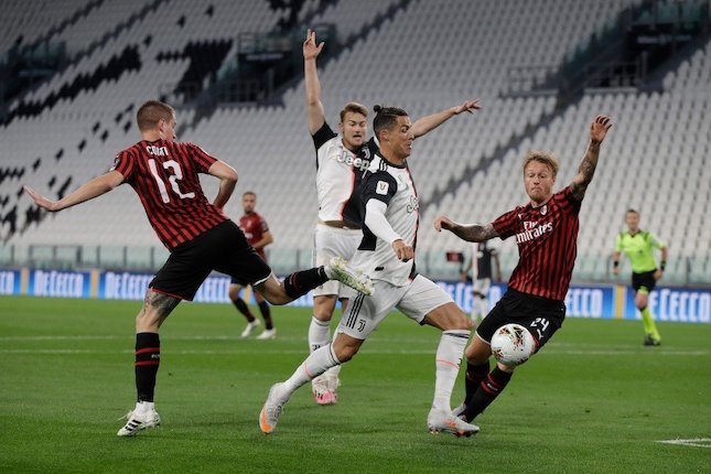 Aksi Cristiano Ronaldo dalam laga Juventus vs AC Milan, Sabtu (13/6/2020) (c) AP Photo