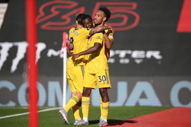 Eddie Nketiah (no. 30) dikelilingi pemain Arsenal usai menjebol gawang Southampton pada duel Premier League 2019/20 (c) AP Photo