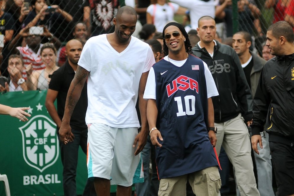 6 Potret Keramahan Ronaldinho Pada Fans, Beckham, Pato, Hingga Kobe Bryant 6 Potret Keramahan Ronaldinho Pada Fans, Beckham, Pato, Hingga Kobe Bryant