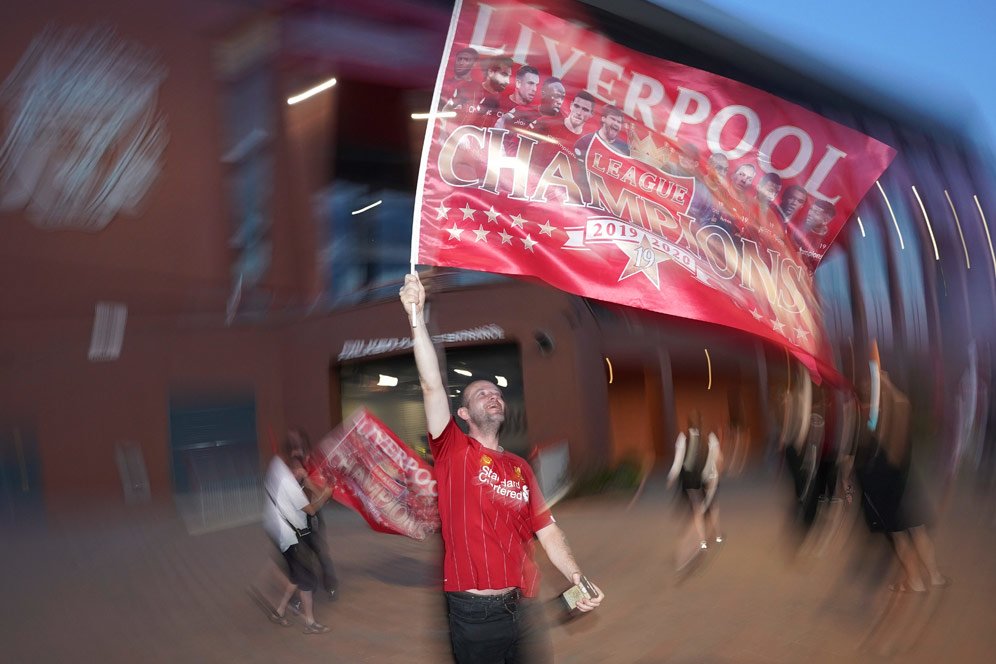 Selebrasi Ribuan Fans di Luar Anfield usai Liverpool Dipastikan Juara Premier League