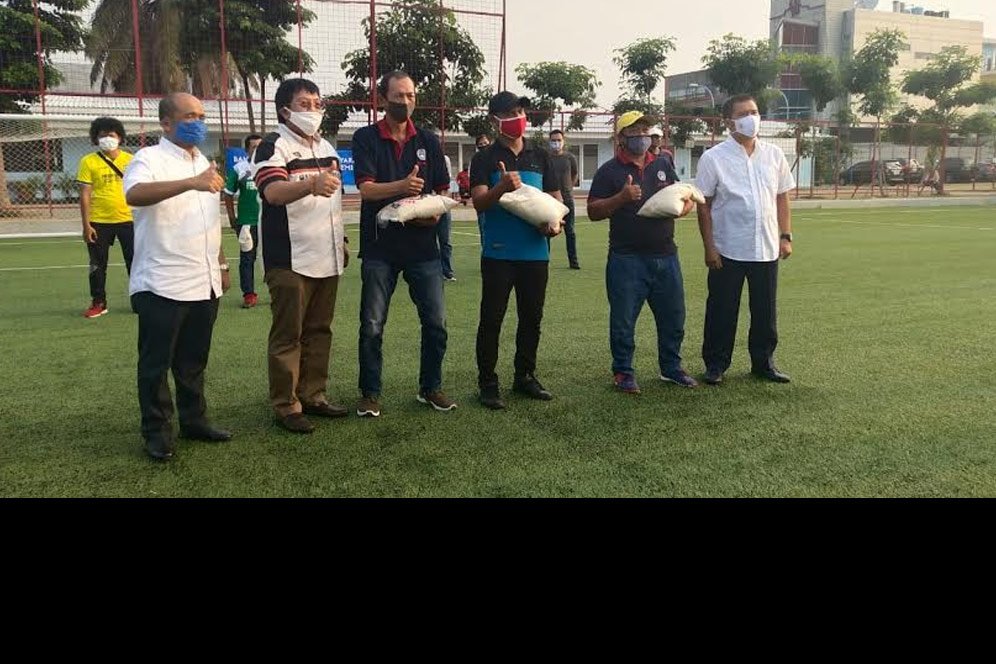 Mantan Bos Persija Kembali Beri Sumbangan di Tengah Pandemi, Termasuk untuk Wasit Liga 1 Mantan Bos Persija Kembali Beri Sumbangan di Tengah Pandemi, Termasuk untuk Wasit Liga 1