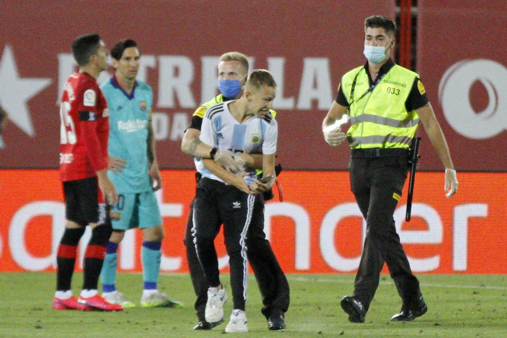 Terobos Laga Mallorca vs Barcelona, Picth Invader Ini Harus Hapus Fotonya Dengan Alba & Messi