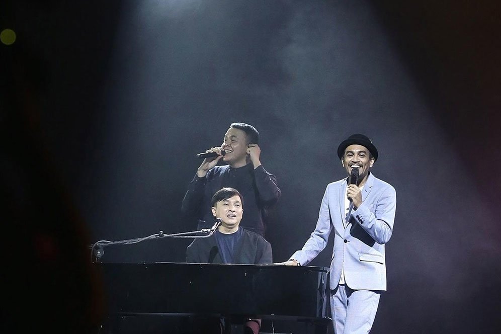 Lirik Lagu Adu Rayu - Yovie Widianto, Tulus, dan Glenn Fredly Lirik Lagu Adu Rayu - Yovie Widianto, Tulus, dan Glenn Fredly