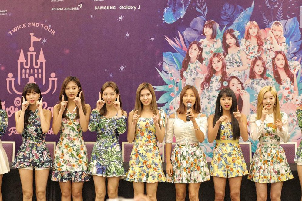 Lirik Lagu More and More - Twice