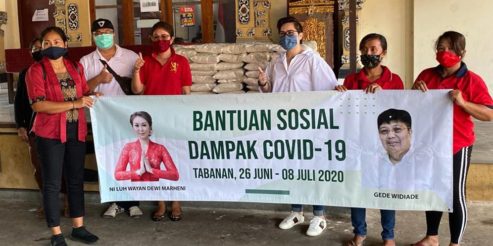 Gandeng Anggota DPRD, Mantan Dirut Persija Bagikan 5 Ton Beras untuk Masyarakat Tabanan Bali