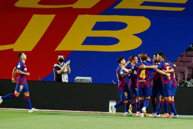 Skuad Barcelona merayakan gol Luis Suarez ke gawang Espanyol. (c) AP Photo