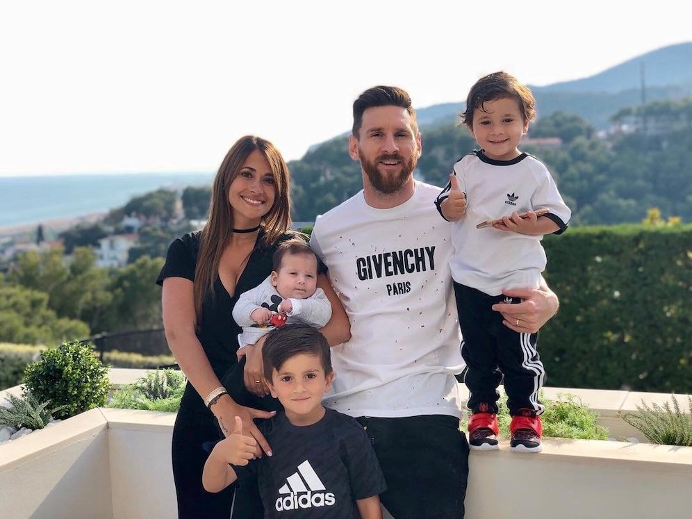 12 Potret Antonela Roccuzzo, Kekasih Hidup Lionel Messi yang Seksi dan Super Sporty 