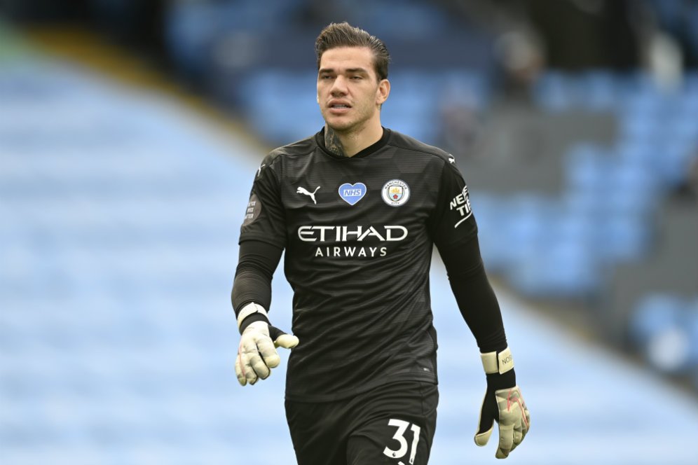 Man City vs Man Utd: Foto Viral Duduk di Tengah Lapangan, Begini Kata Ederson