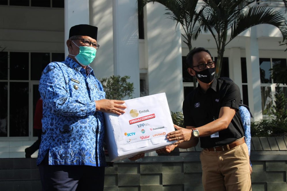 EMTEK Peduli Corona Serahkan Bantuan kepada Pemerintah Daerah Kuningan