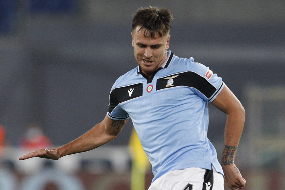 Gigit Pemain Lawan, Bek Lazio Disebut Mirip Luis Suarez