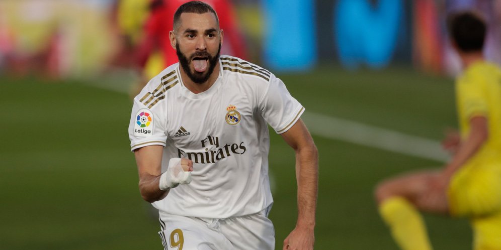 Selebrasi striker Real Madrid, Karim Benzema, usai menjebol gawang Villarreal. (c) AP Photo