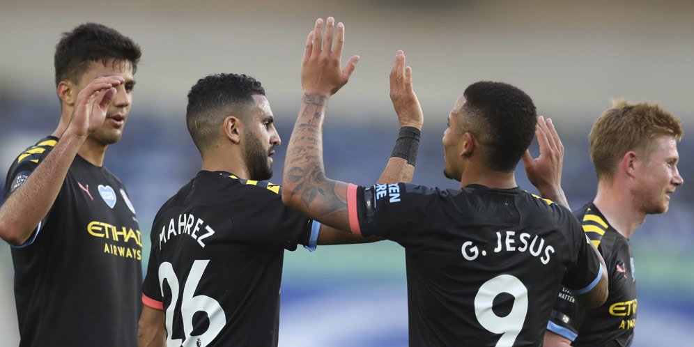 Skuat Manchester City merayakan gol Gabriel Jesus ke gawang Brighton, Minggu (12/7/2020) (c) AP Photo