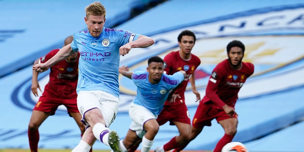 Kevin De Bruyne mencetak gol dari titik putih pada duel Manchester City vs Liverpool. (c) AP Photo