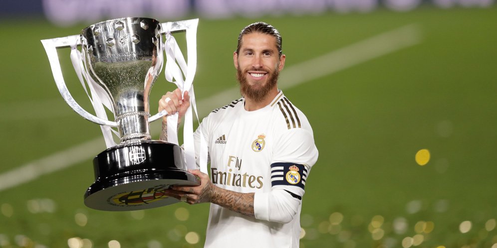 Sergio Ramos berpose dengan trofi La Liga 2019/20 Real Madrid. (c) AP Photo