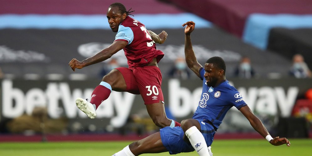 Penyerang West Ham, Michail Antonio (kiri) berduel dengan bek Chelsea, Antonio Rudiger. (c) AP Photo