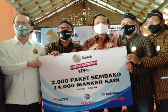 EMTEK Peduli Corona Salurkan Sembako Dan Masker Kain Kepada Paguyuban ...