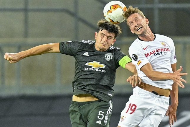 Duel antara Harry Maguire melawan Luuk de Jong di laga semifinal Liga Europa di RheinEnergieStadion, Cologne, Jerman, Senin (17/08/2020) dini hari WIB. (c) AP Photo