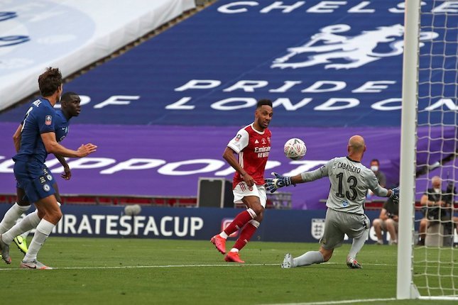 Momen gol kedua Pierre-Emerick Aubameyang pada duel Arsenal vs Chelsea, final FA Cup 2020. (c) AP Photo