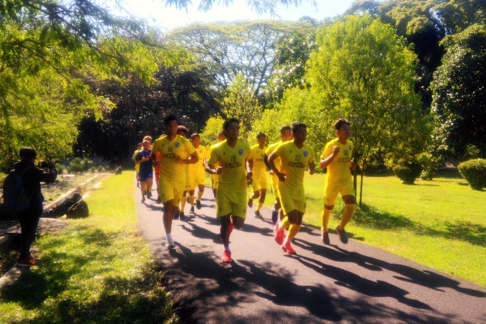 Pelatih Arema FC Puas Usai Timnya Jalani Latihan Fisik di Kebun Raya