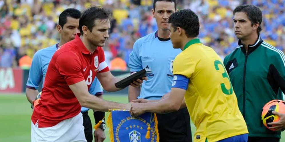 Momen Frank Lampard berduel dengan Thiago Silva pada tahun 2013 silam. (c) Chelseafc