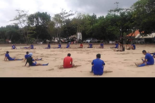 Latihan fisik Arema FC di Pantai Nganteb, Kabupaten Malang (c) Bola.net/Dendy Gandakusumah