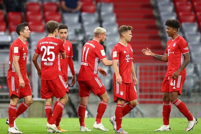 Skuad Bayern Munchen merayakan kemenangan 8-0 atas Schalke pada laga pembuka Bundesliga 2020/21. (c) AP Photo
