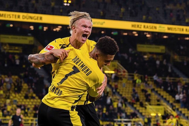 Erling Haaland merayakan gol ke gawang Borussia Monchengladbach di pekan pertama Bundesliga 2020/2021 bersama Jadon Sancho (c) Dortmund