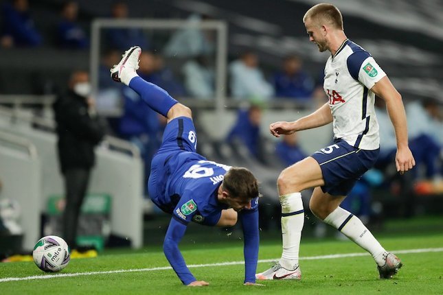 Pemain Tottenham, Eric dier (kanan), berduel dengan pemain Chelsea. (c) AP Photo