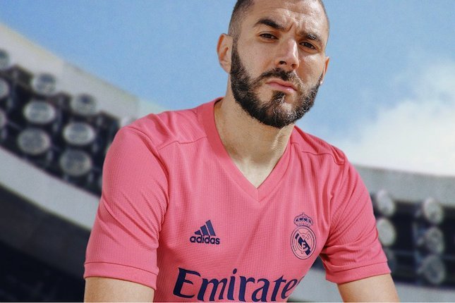 Real Madrid kembali menggunakan badge juara