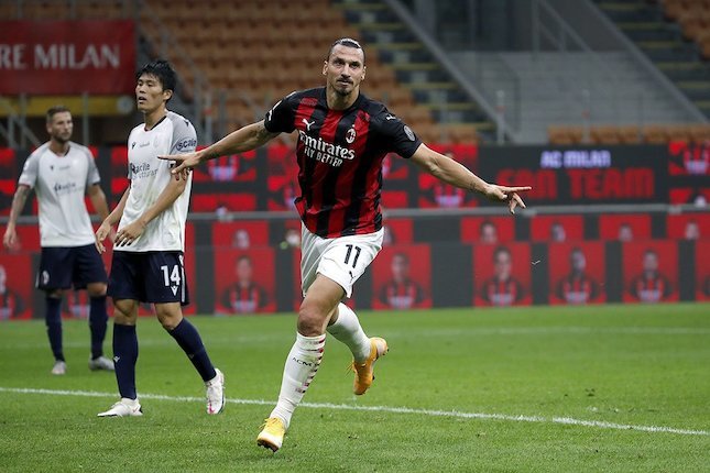 Penyerang AC Milan, Zlatan Ibrahimovic, merayakan golnya ke gawang Bologna dalam laga Serie A hari Selasa (22/9/2020). (c) AP Photo