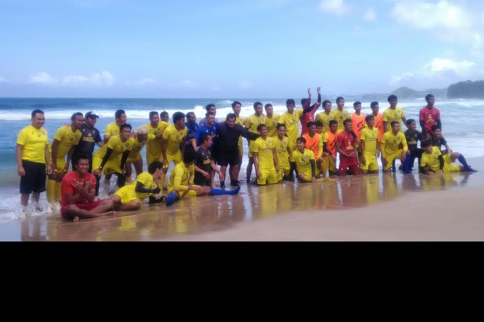 Pelatih Arema FC Puas Hasil Latihan Fisik Spesial di Pantai Nganteb