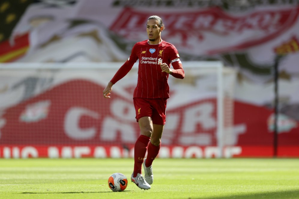 Pengakuan Striker Watford: Di Dalam dan Luar Lapangan, Van Dijk Berbeda