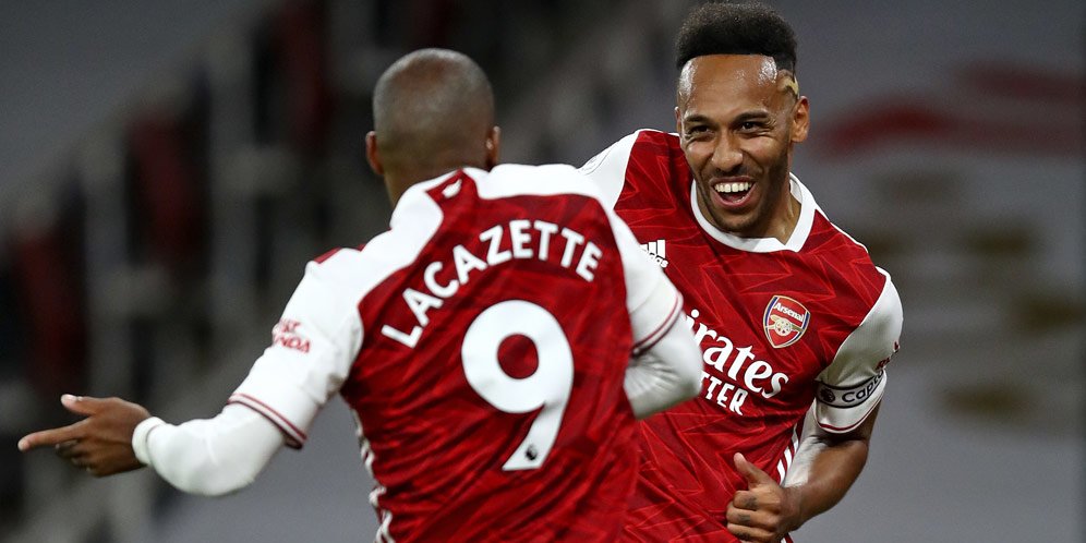 Alexandre Lacazette dan Pierre-Emerick Aubameyang merayakan gol ke gawang West Ham di pekan kedua Premier League 2020/2021 (c) AP Photo