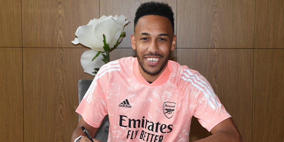 Pierre-Emerick Aubameyang meneken kontrak baru di Arsenal. (c) twitter.com/Arsenal