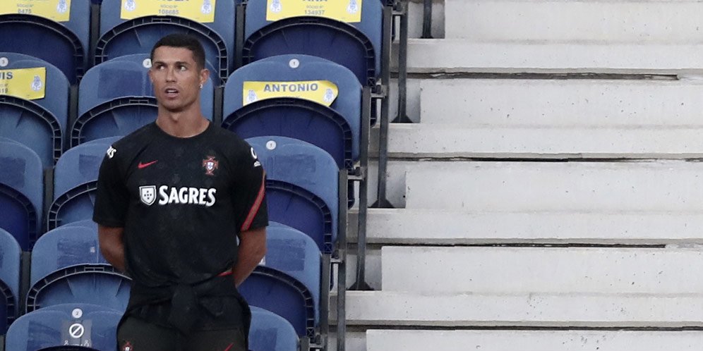 Asyik Nonton Portugal, Cristiano Ronaldo Ditegur dan Diminta Pakai Masker