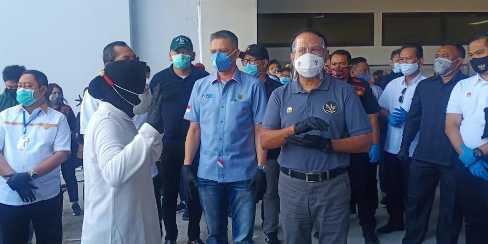 Sambangi Stadion GBT, Menpora Optimistis Renovasi Sesuai Target