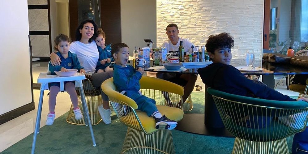 10 Foto Cristiano Ronaldo-Georgina Rodriguez Sekeluarga: Kompak dan Seksi As Always