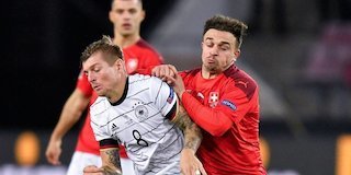 Toni Kroos berduel dengan Xherdan Shaqiri dalam laga Jerman vs Swiss, Rabu (14/10/2020) (c) AP Photo