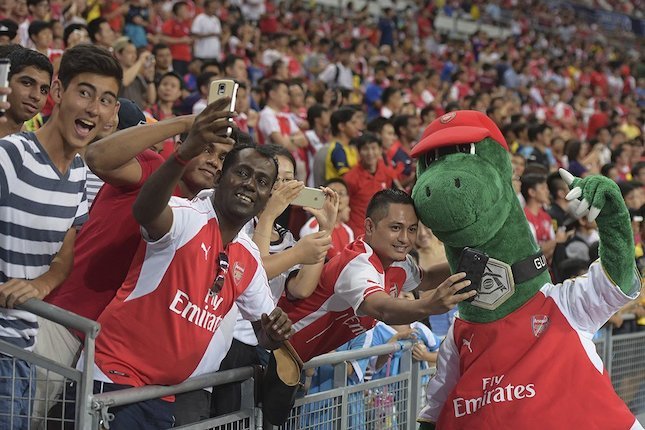 Gunnersaurus berfoto bersama fans Arsenal. (c) AP Photo
