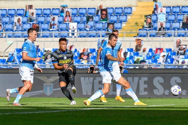Momen Lautaro Martinez mencetak gol untuk Inter Milan dalam duel kontra Lazio di Serie A 2020/21. (c) AP Photo
