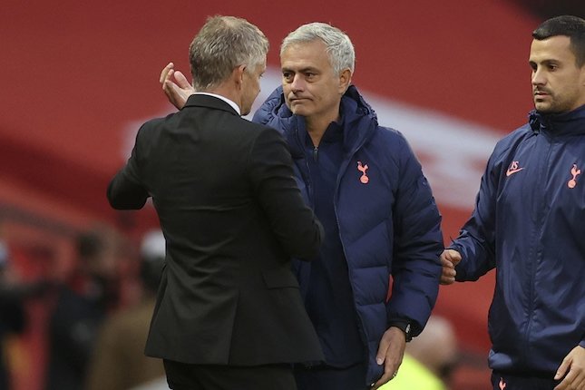 Jose Mourinho berjumpa Ole Gunnar Solskjaer usai Tottenham menang 1-6 atas MU di pekan keempat Premier League 2020/2021. (c) AP Photo