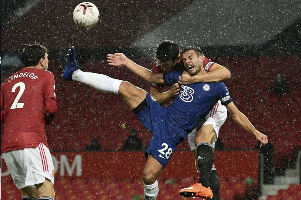 'Pelukan' Harry Maguire pada Cesar Azpilicueta, Kok Bisa Tidak Penalti?