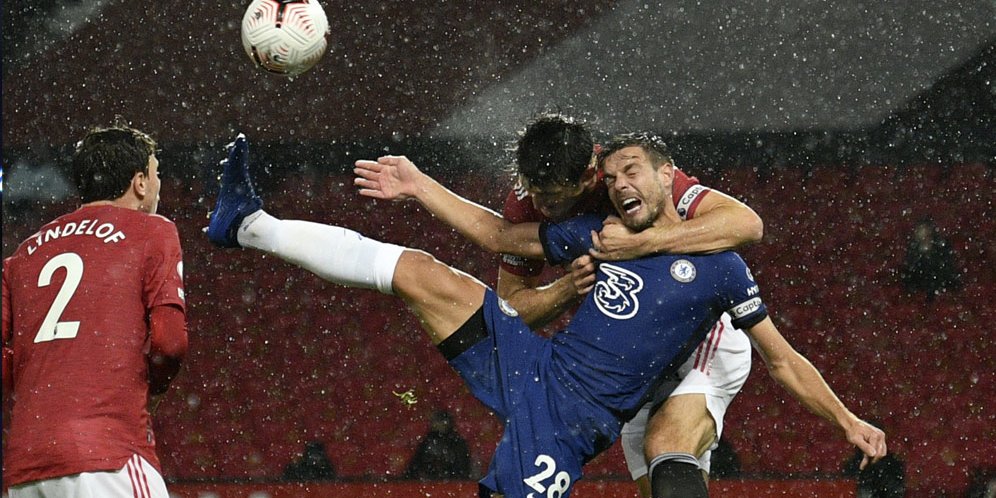 Duel Harry Maguire dan Cesar Azpilicueta pada laga Manchester United vs Chelsea di pekan keenam Premier League 2020/2021 (c) AP Photo