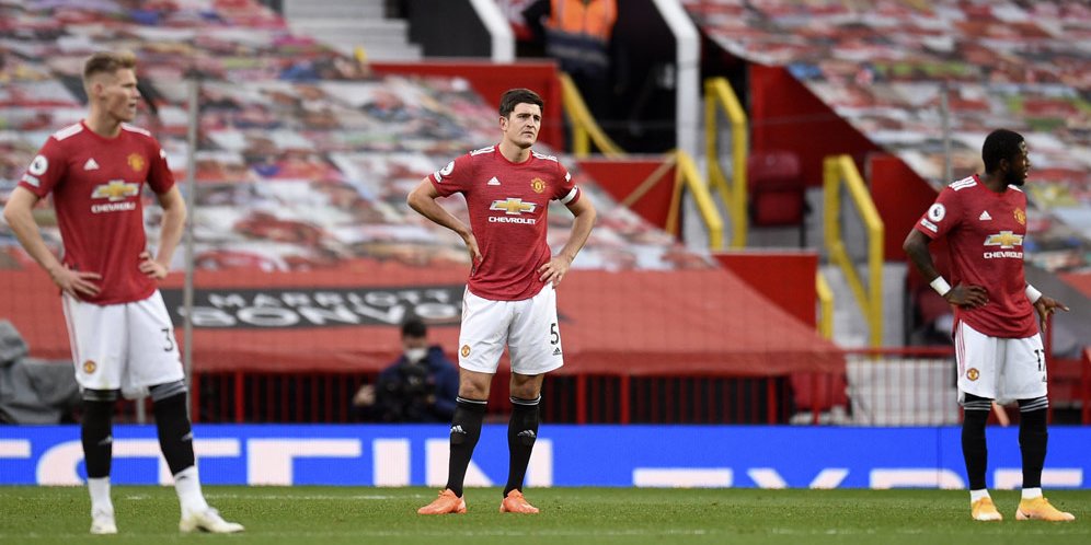 Harry Maguire, Scott McTominay, dan Eric Bailly tertunduk saat kalah dari Tottenham di pekan keempat Premier League 2020/2021 (c) AP Photo