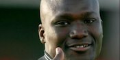 Papa Bouba Diop, Lawan yang Disegani Scholes itu Kini Telah Tutup Usia Papa Bouba Diop, Lawan yang Disegani Scholes itu Kini Telah Tutup Usia