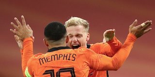 Memphis Depay dan Donny van de Beek merayakan gol Belanda ke gawang Spanyol, Kamis (12/11/2020) (c) Pool Getty via AP Photo